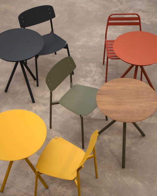 La mesa RVR es uno de nuestros básicos, súper versátil, ideal para usar en diferentes espacios al aire libre. Viene en muchos colores y podes pedirla con tapa de madera y usarla en interior 🫶🏼 
Combinala con la silla que quieras o contactanos para asesorarte!