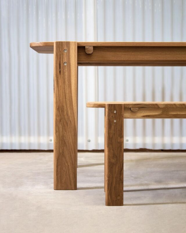 Línea CHACHA íntegramente hecha en madera maciza, adaptable tanto para interior como para semicubiertos.