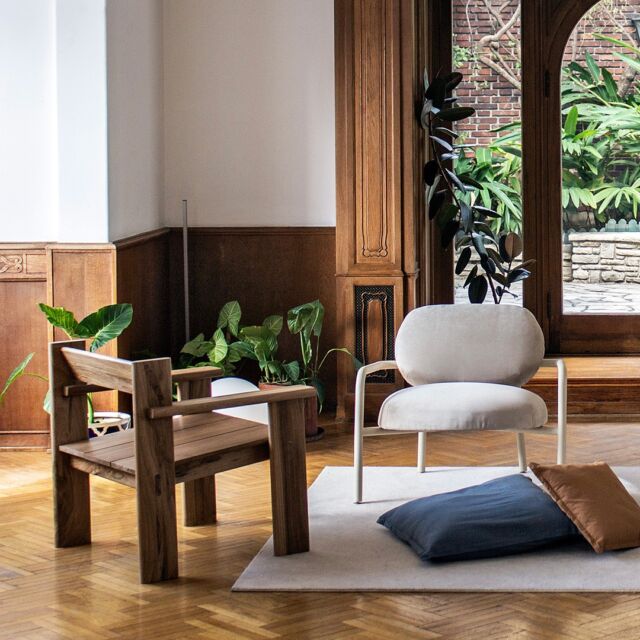 Anímate a combinar diferentes Sillones Yeite. En este espacio conviven diferentes diseños nuestros:
Sillón CHACHA, completamente fabricado en madera maciza.
Sillón PINA, realizado en caño curvado con asiento y respaldo tapizados en pana.
Sillón SUH individual, con su respaldo enchapado de madera natural y base en madera maciza, tapizado en tusor. 
Escribínos por mensaje privado para más info!